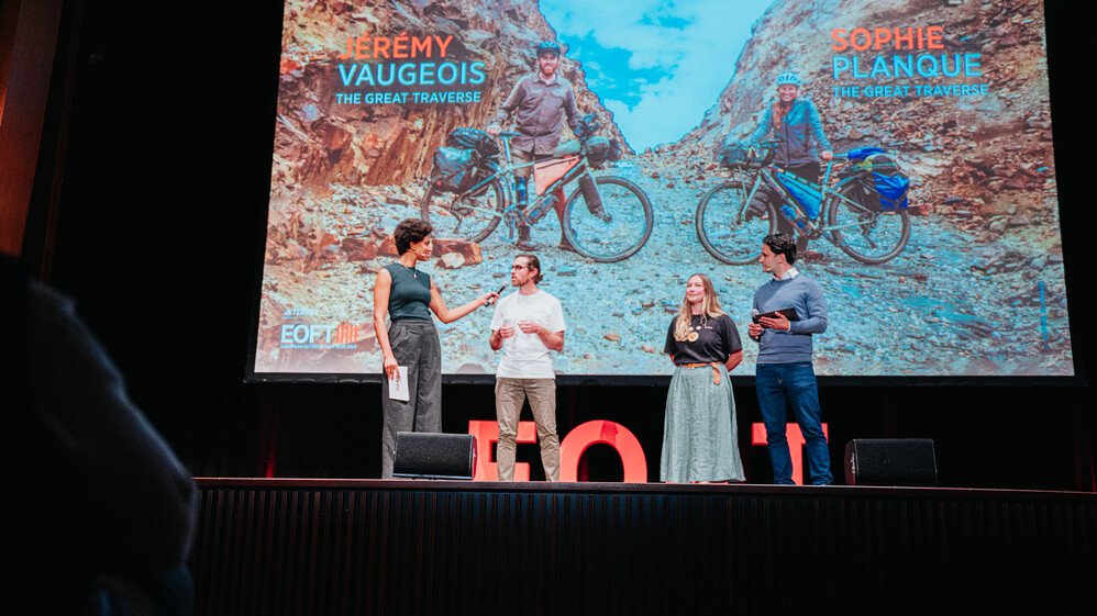 Vier Menschen auf der B&uuml;hne im Interview